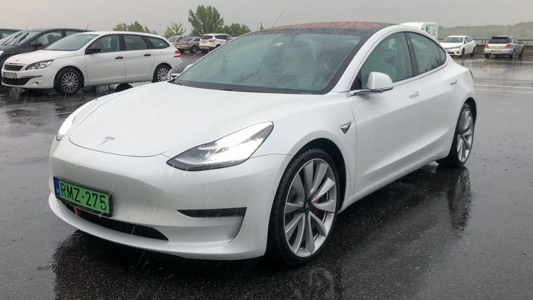 Tesla lesz az év autója?
