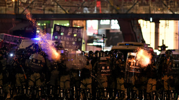 Tizennégy éves fiatalt lőttek lábon a hongkongi rendőrök