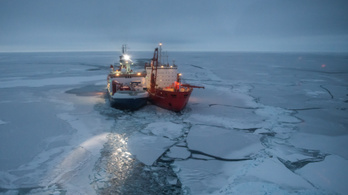Jégtáblához fagyva sodródik majd egy éven át egy német kutatóhajó