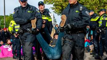 Londonban és Amszterdamban is rendőrök vettek őrizetbe klímavédelmi aktivisákat