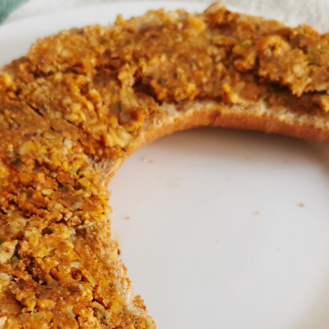 Kolbászízű vegán szendvicskrém, ami a húsevőket is lenyűgözi: tele van egészséges magokkal