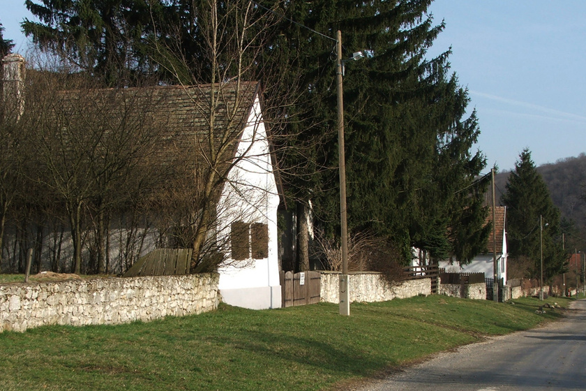 Egyetlen utcából áll a picinyke magyar zsákfalu - Vérteskozma régi, fehér házikói meseszerűek