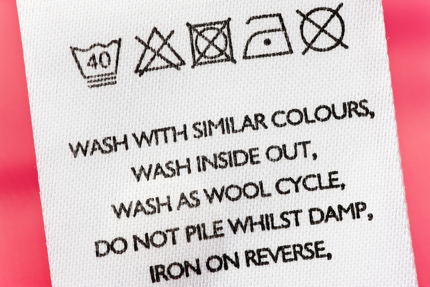 3 jel a ruhák mosási címkéjén, amit mindenképpen nézz meg: nem megy össze, nem kell kidobni
