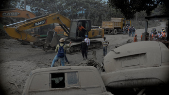 Már munkagépekkel is keresik a tavalyi guatemalai vulkánkitörés áldozatait