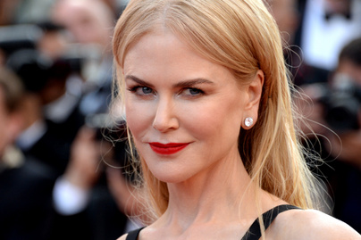 Nicole Kidman köldökig kivágott ruhában szexiskedik - Egy háló takarja a testét