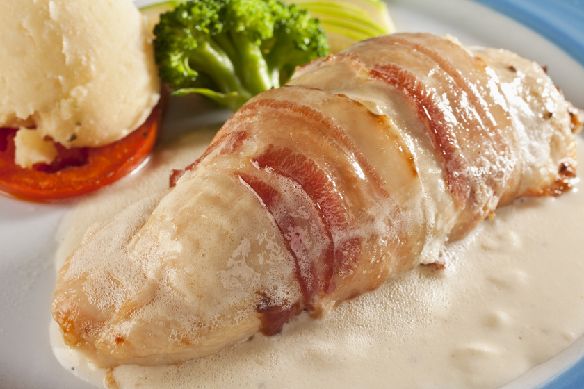 Baconben sült csirkemell ínyenc sajtmártással: puha és szaftos