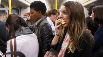 Betiltaná az étkezést a tömegközlekedési eszközökön a brit egészségügyi főtanácsadó
