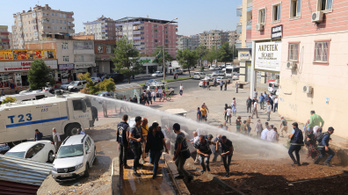 Vízágyúval oszlatták szét Törökországban a szíriai offenzíva ellen tiltakozókat