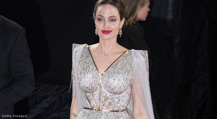 5. Angelina Jolie ezüstben