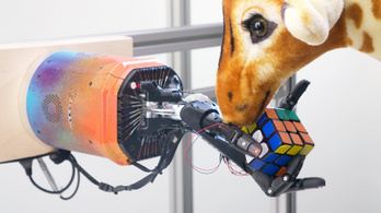 Simán kirakja a Rubik-kockát az autodidakta MI robotkeze