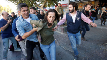 24 embert tartóztattak le Törökországban a szíriai offenzíva kritizálásáért