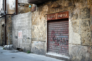 A Caffe Napoli a Garibaldi utcában már rég nem fogad látogatókat; mellette egy elfalazott sikátor.