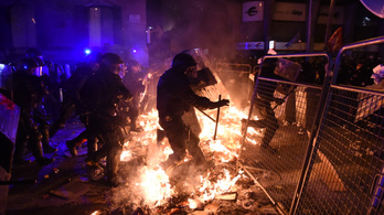 Több mint 90-en, rendőrök és tüntetők egyaránt megsérültek a katalán tüntetéseken éjjel