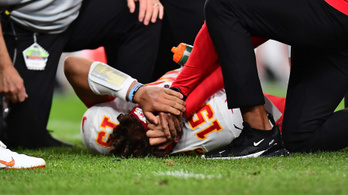 Rémisztő sérülés, pályán tették helyre az NFL-sztár térdkalácsficamát