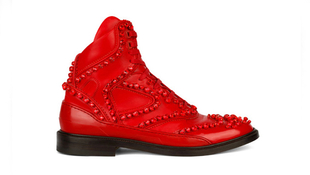 Menő vagy ciki a Givenchy gyöngyökkel televarrt piros cipője?