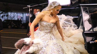 Jennifer Lopez keményen megküzdött menyasszonyi jelmezével