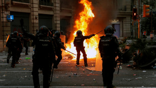 Több mint félmillióan tüntetnek Barcelonában, sok az összecsapás a rendőrökkel