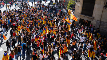 Több mint félmillióan tüntetnek Barcelonában, sok az összecsapás a rendőrökkel