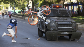 Rendkívüli állapotot hirdettek az erőszakossá vált chilei tüntetések miatt