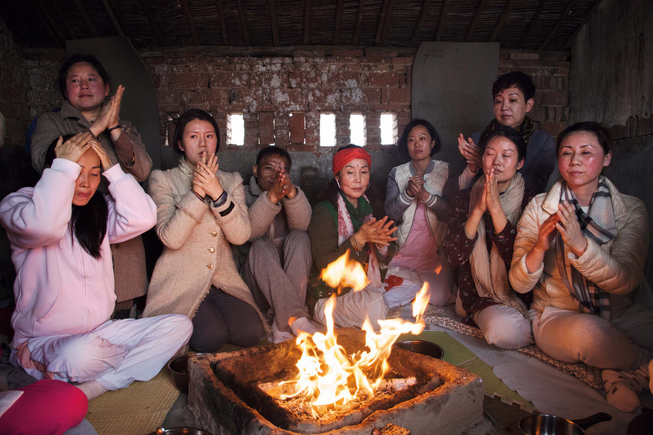 Az elmúlt években a jógázás egyre népszerűbb lett Shanghajban, ami előmozdította az indiai lelkiség és hagyományok iránti érdeklődést is. A képen az egyik indiai jógaoktató tart tűzünnepséget a kínai híveknek egy Chongming-szigeti farmon.