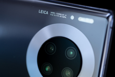  A lencséket most is a Leica szállította nekik, és a hátlapon a korábbi három kamera mellé került még egy negyedik TOF-szenzor, a más gyártóknál is elterjedt Time Of Flight mélységérzékelő kamera, amelynél nem a megapixeleket számolgatják, hanem a távolság érzékelésében segít.