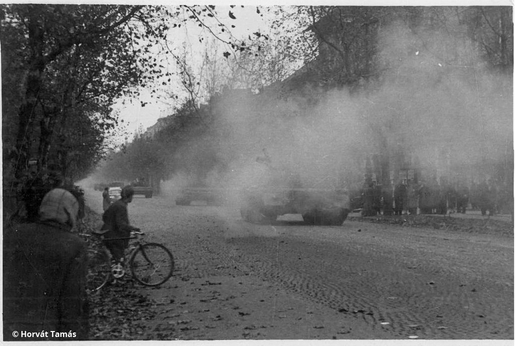 Szovjet harckocsioszlop hagyja el Budapestet, talán a Népköztársaság útján (ma: Andrássy út). A legvalószínűbb időpont október 29. délután, ekkor kezdődött a szovjet “kivonulás”, amiről akkor úgy tűnt, a forradalom győzelmét jelenti. Másnap az oroszok úgy döntöttek, visszatérnek, ami november 4-én be is következett, a forradalom bukását hozva magával.