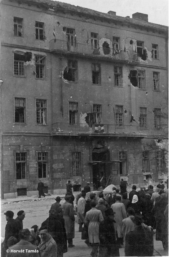 A Köztársaság téri pártház ostroma után, a kilőtt pártszékház fellobogózva.