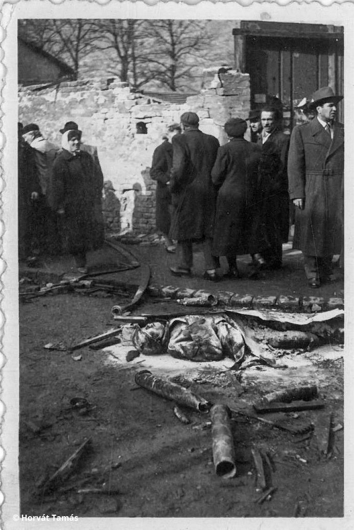 Szovjet katona mésszel leöntött holtteste és járókelők, a Ferenc- vagy Józsefvárosban lehetünk.