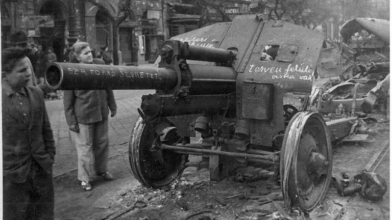 Szekrénybe rejtett képek: ismeretlen fotók a forradalmi Budapestről
