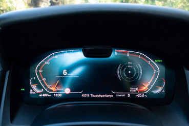 A sebesség- és fordulatszám-mérő helyzete fix a tft műszerfalon. A fontos infókat a head-up display mutatja