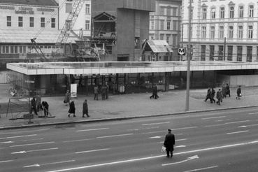 A metró Arany János utcai állomásának lejárócsarnoka a szakasz megnyitásakor.