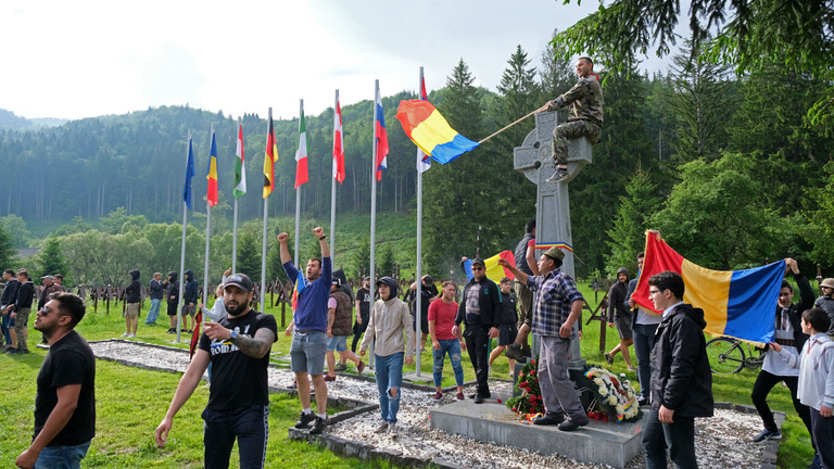 Megint román nacionalisták ünnepeltek az úzvölgyi temetőben