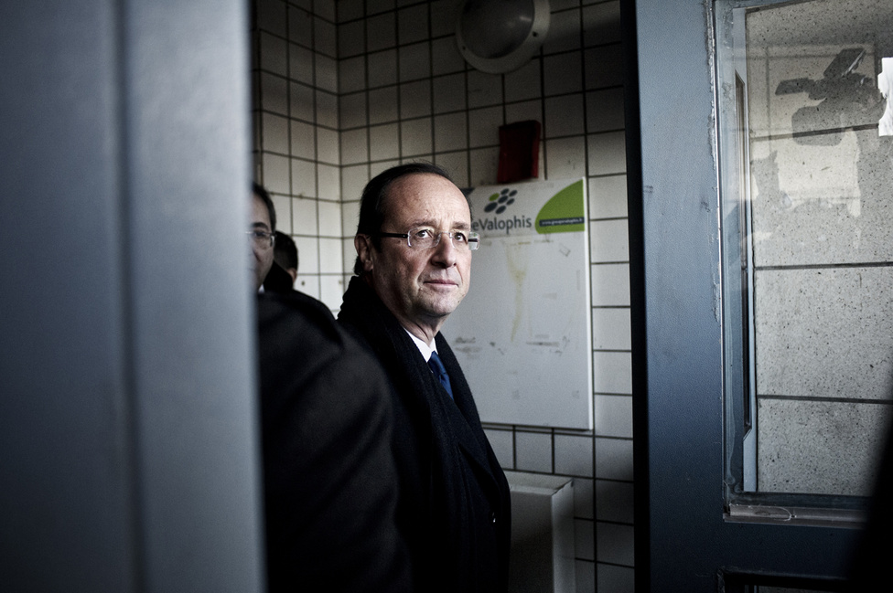 Bonneuil sur Marne, a 94. megyében. Francois Hollande kilép egy épület előcsarnokából. 2012. február 20.