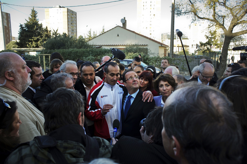 Francois Hollande a La Seyne sur mer városrész lakóival beszélget Toulon külvárosában. 2012. január 22.
                        
