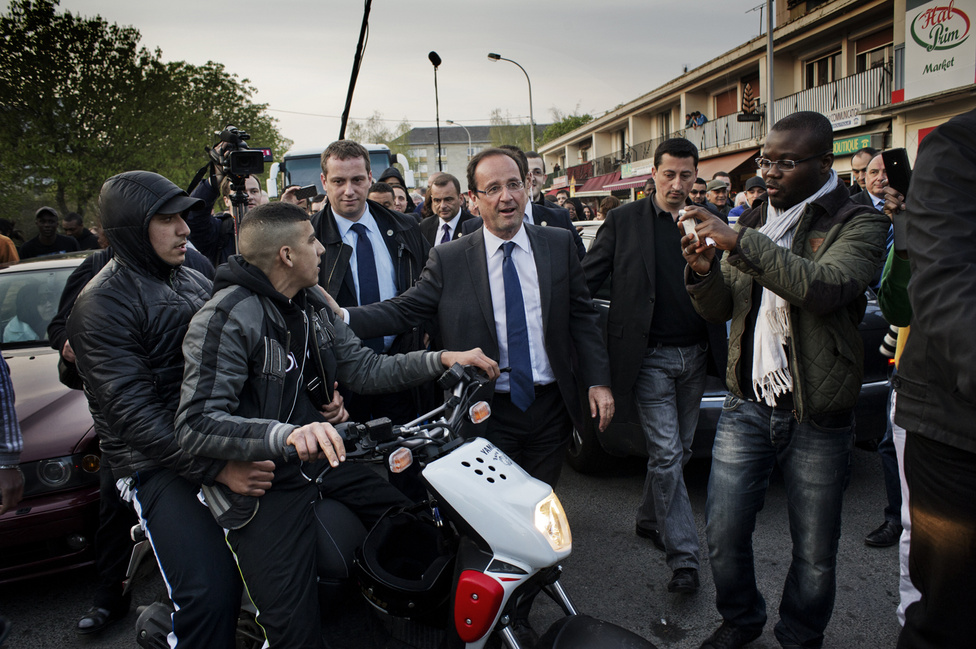Két nap a külvárosban. Francois Hollande a Creil városrészben, az egyik párizsi külvárosban. 2012. április 6.