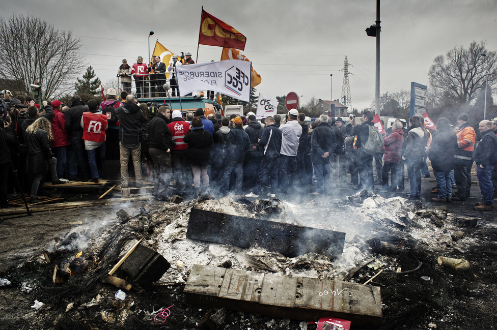 Francois Hollande fellép a Métal Europe szakszervezeteinek kamionjára, hogy a munkásokhoz szóljon. 2012. február 24.