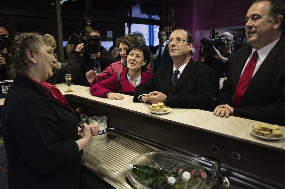 Francois Hollande megáll inni egy Perrier-t Valence-ban. 2012. március 13.