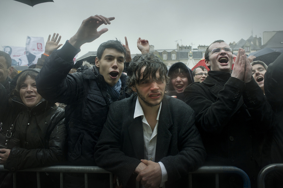 Gyűlés Quimperben. Az emberek három órán át várták Francois Hollande-ot az esőben és szélben.
                        