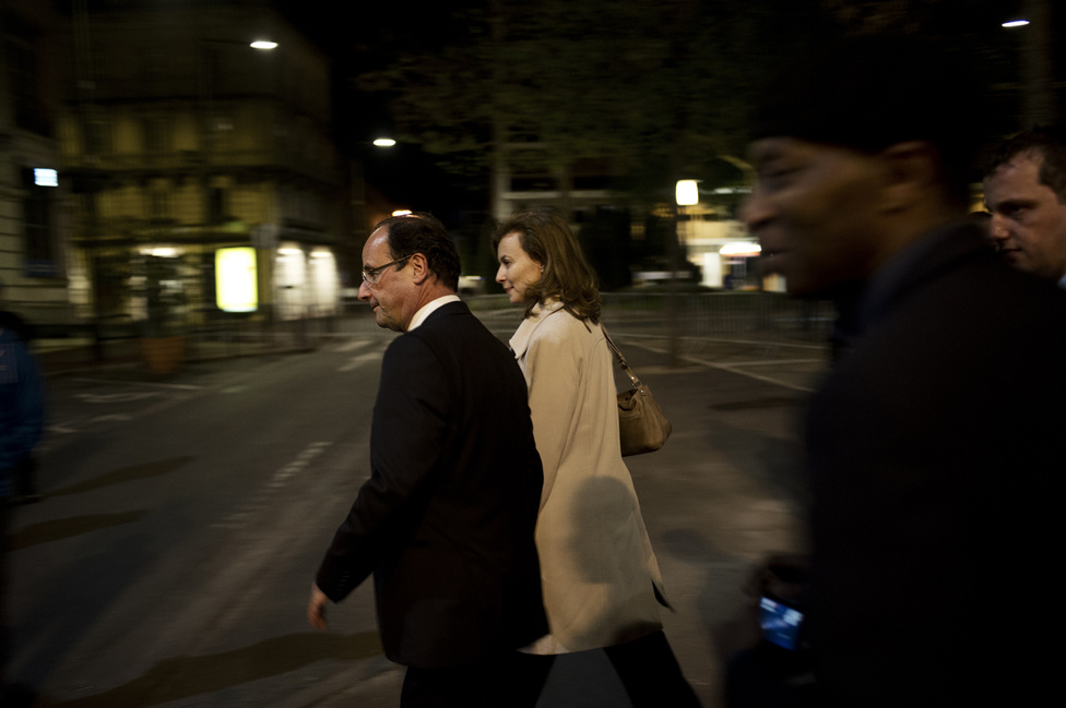 Francois Hollande távozik az élettársával, miután véget ért az utolsó gyűlés is Périgueux-ben. Éjfélkor a kampány hivatalosan is lezárult. 2012. május 4