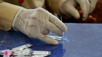 Közel 900 HIV-fertőzött gyereket találtak egy pakisztáni városban