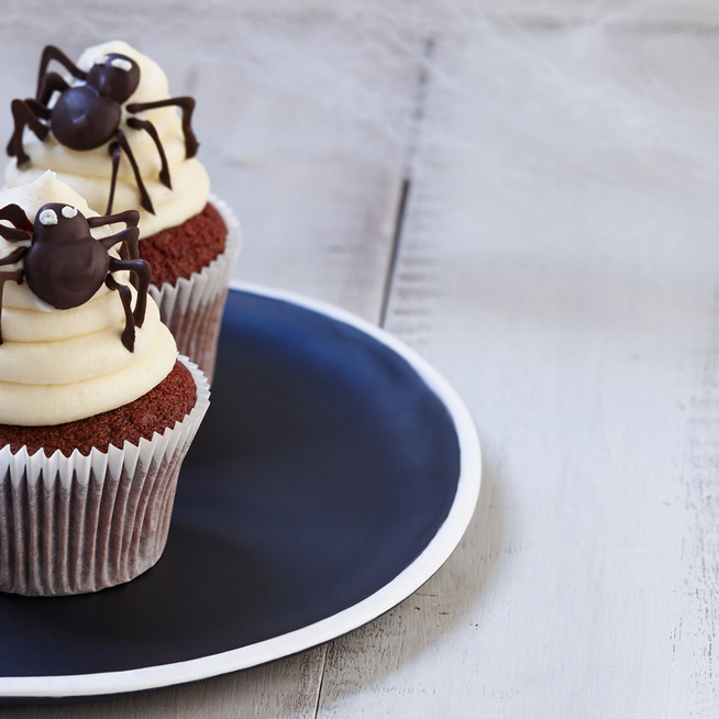 Halloweeni cupcake – Csokipók csücsül a rémes finomság tetején