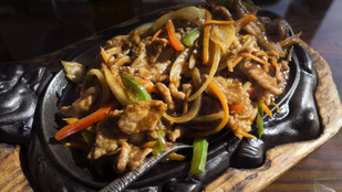 A kínai rizses hús: chop suey csirkéből tofuval