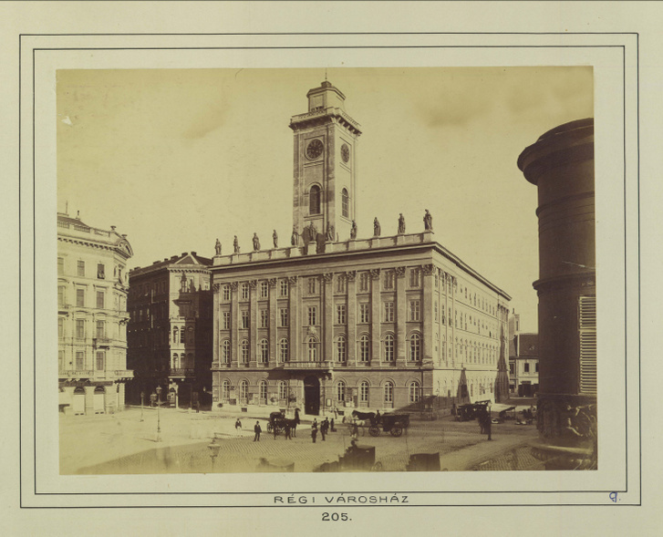 Az 1900-ban lebontott régi pesti városháza a Városház téren, ma a Piarista tömb található itt. A felvétel 1880-1890 között készült