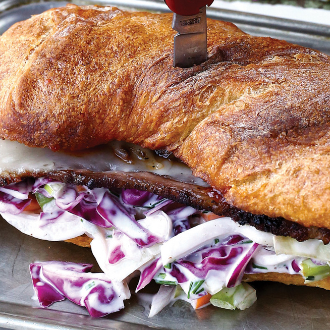 Alaposan megpakolt marhahúsos szendvics: a káposztasalátától szaftos lesz
