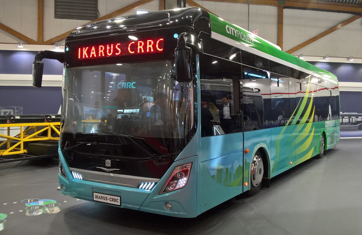 Menő fóliázást kapott a CRRC-Ikarus Citypioneer. Kár, hogy a busz már nem olyan jó, mint a dekor
