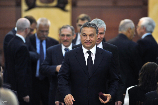 Orbán Viktor miniszterelnök érkezik az Ügyészség Napja alkalmából tartott ünnepségre a Legfőbb Ügyészség dísztermébe. Mögötte Pintér Sándor belügyminiszter és Polt Péter legfőbb ügyész.