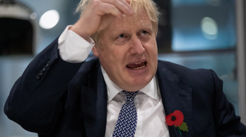 Boris Johnson egyre kínosabban magyarázza a kapitulációját