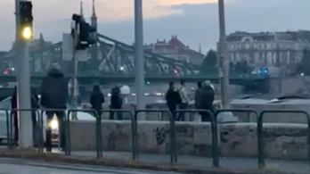 Valaki felmászott a Szabadság hídra, kivonult a katasztrófavédelem