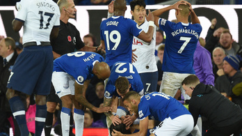 Brutálisan megsérült az Everton focistája, könnyekben tört ki az elkövető, egy csapattárs imádkozott