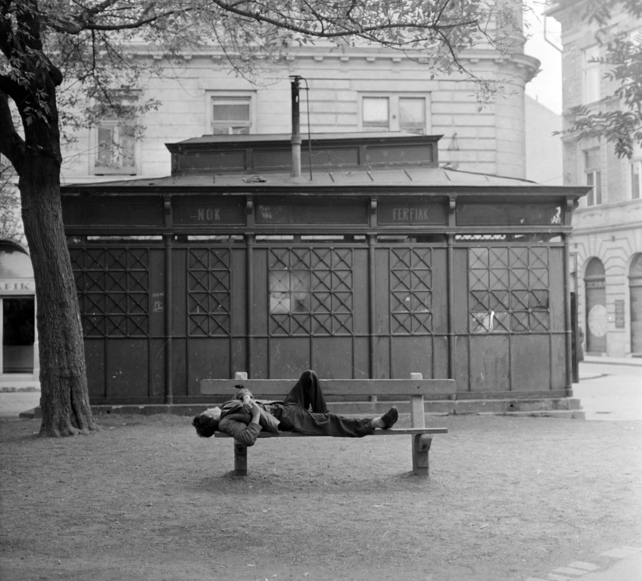 Egy kis pihenés a budapesti Klauzál téren, 1964-ben. 